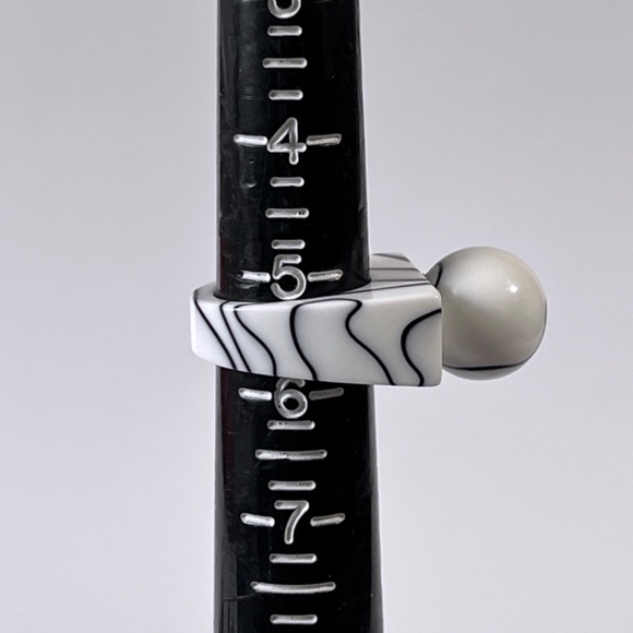 Vintage Lucite Ring Chunky Ball White Black Marble Swirl Statement Unisex - Picture 4 of 9